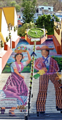 Escalera ancha Mural “Danzantes del Atlixcayotl”